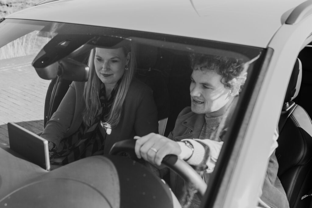 Auto afleveren, lachende klant Auto afleveren, lachende klant