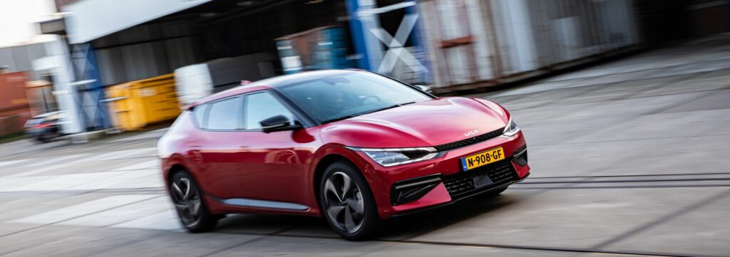 Dit is auto van het jaar 2022 handen aan het stuur