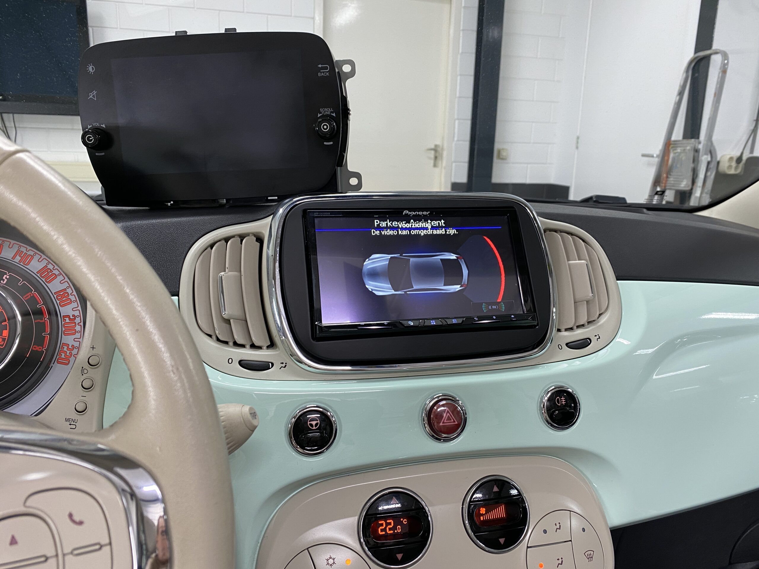 Fiat 500 Mint met nieuwe en oude radio, update 2-din aftermarket