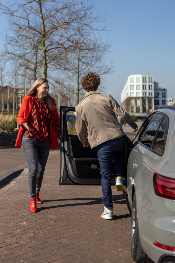 tevreden klant op weg na update van zijn auto