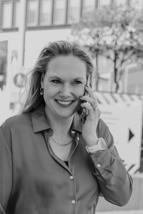 Een vrouw in de auto electronica
