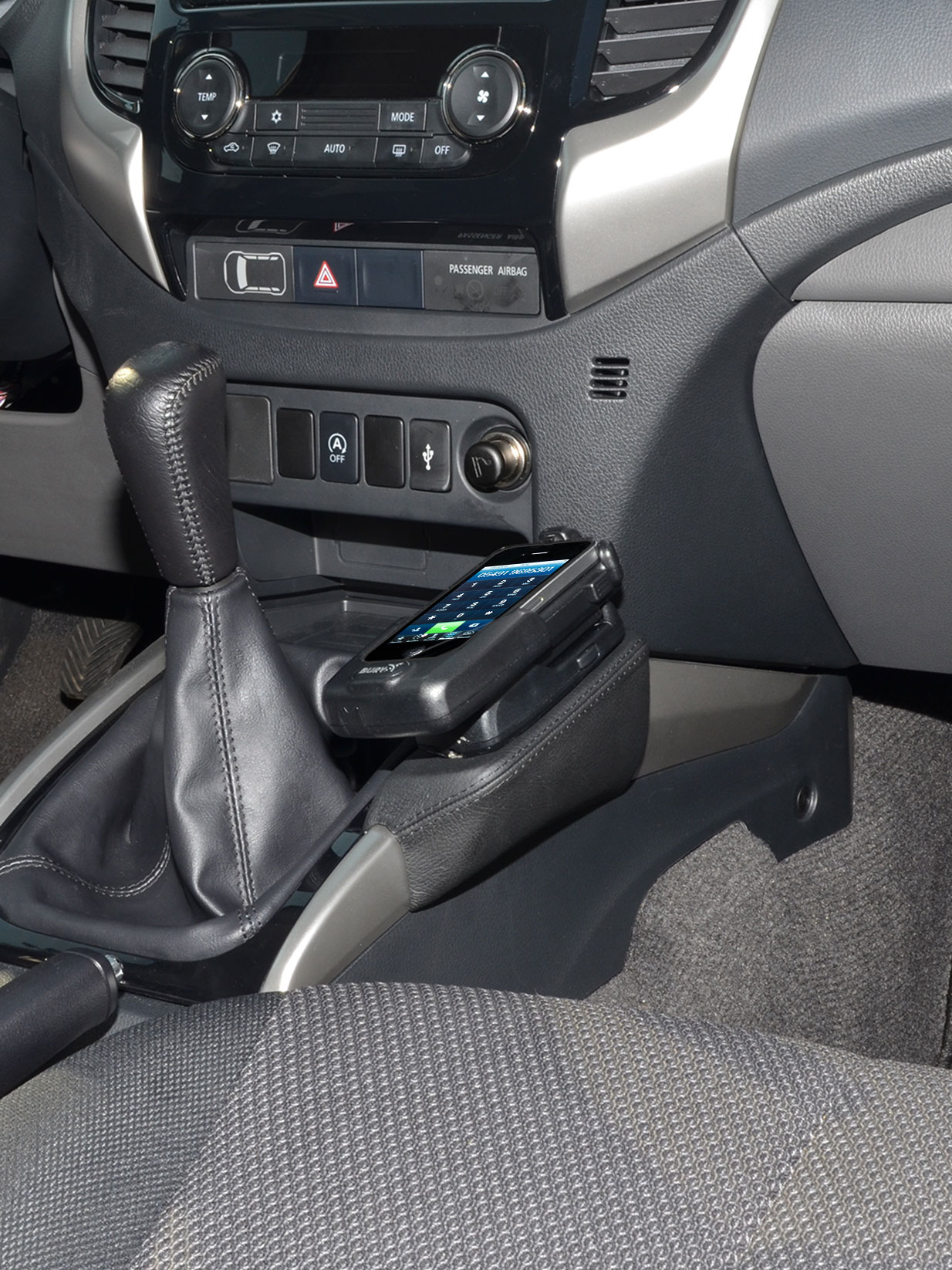 Mitsubishi L200 10/2015-2019 Kleur: Zwart